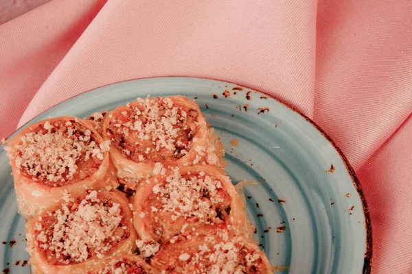 Geleneksel hindistancevizli tatlı baklavası. Ev yapımı fındıklı ve ballı baklava..