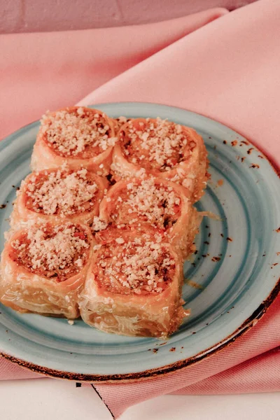 Geleneksel hindistancevizli tatlı baklavası. Ev yapımı fındıklı ve ballı baklava..