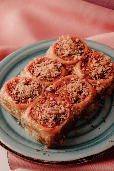 Geleneksel hindistancevizli tatlı baklavası. Ev yapımı fındıklı ve ballı baklava..