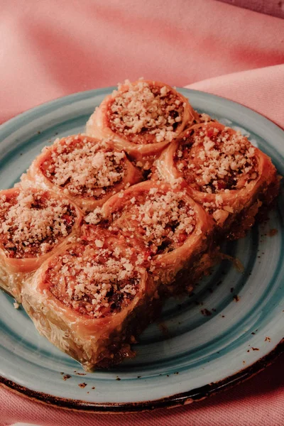Geleneksel hindistancevizli tatlı baklavası. Ev yapımı fındıklı ve ballı baklava..