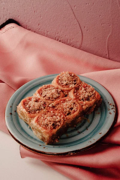Geleneksel hindistancevizli tatlı baklavası. Ev yapımı fındıklı ve ballı baklava..