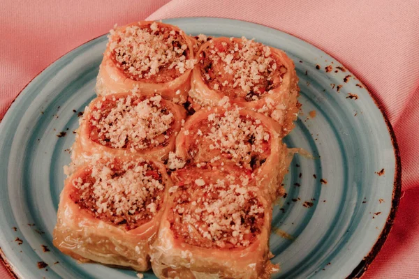 Geleneksel hindistancevizli tatlı baklavası. Ev yapımı fındıklı ve ballı baklava..