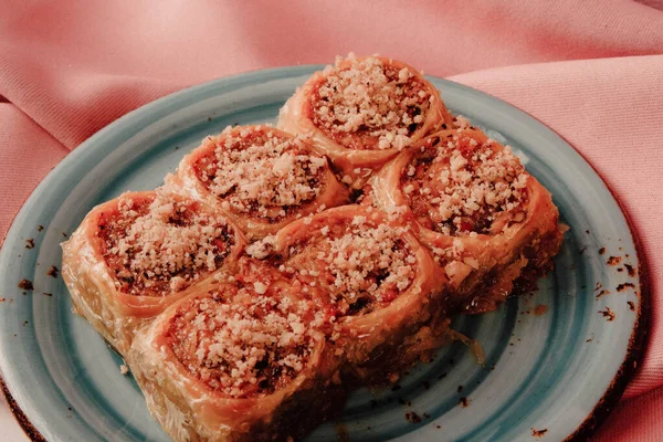 Geleneksel hindistancevizli tatlı baklavası. Ev yapımı fındıklı ve ballı baklava..