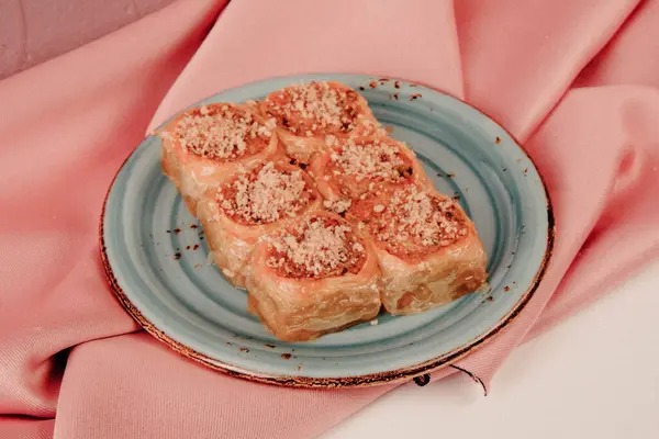 Geleneksel hindistancevizli tatlı baklavası. Ev yapımı fındıklı ve ballı baklava..