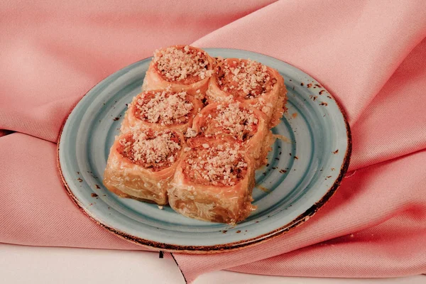 Geleneksel hindistancevizli tatlı baklavası. Ev yapımı fındıklı ve ballı baklava..