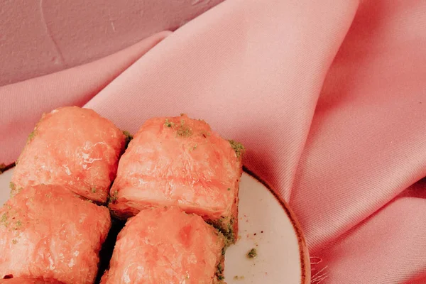 Geleneksel hindistancevizli tatlı baklavası. Ev yapımı fındıklı ve ballı baklava..