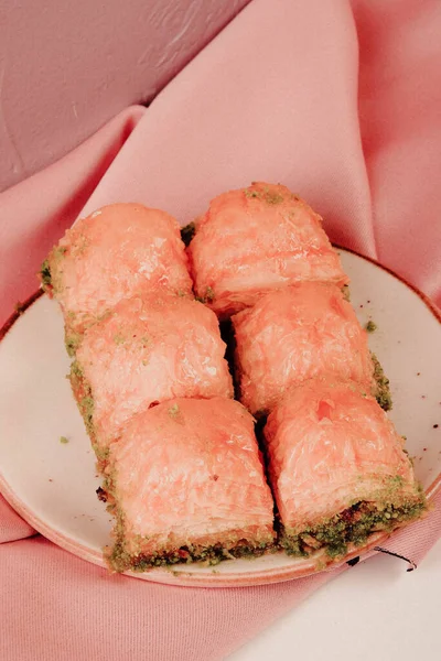 Geleneksel hindistancevizli tatlı baklavası. Ev yapımı fındıklı ve ballı baklava..