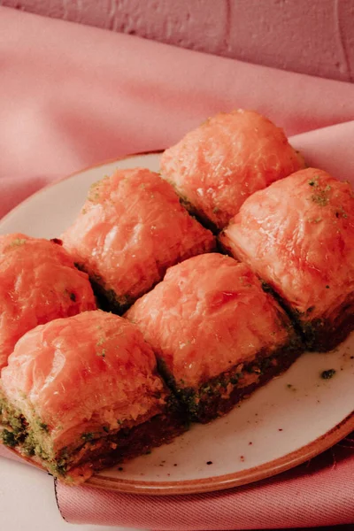 Geleneksel hindistancevizli tatlı baklavası. Ev yapımı fındıklı ve ballı baklava..