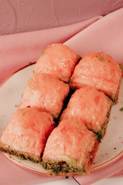 Geleneksel hindistancevizli tatlı baklavası. Ev yapımı fındıklı ve ballı baklava..