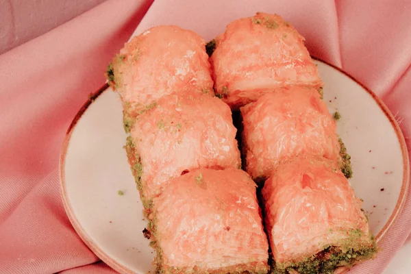 Geleneksel hindistancevizli tatlı baklavası. Ev yapımı fındıklı ve ballı baklava..
