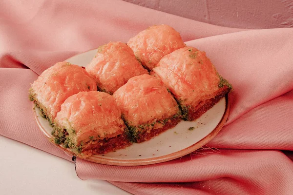 Geleneksel hindistancevizli tatlı baklavası. Ev yapımı fındıklı ve ballı baklava..