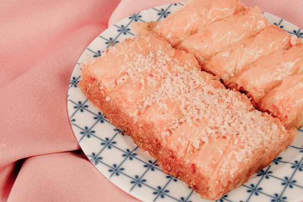 Geleneksel hindistancevizli tatlı baklavası. Ev yapımı fındıklı ve ballı baklava..