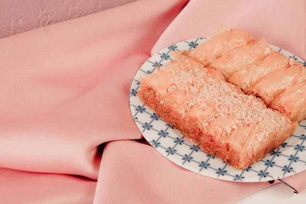 Geleneksel hindistancevizli tatlı baklavası. Ev yapımı fındıklı ve ballı baklava..