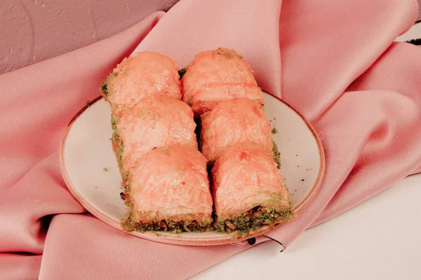 Geleneksel hindistancevizli tatlı baklavası. Ev yapımı fındıklı ve ballı baklava..