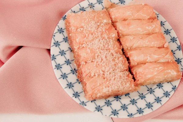 Geleneksel hindistancevizli tatlı baklavası. Ev yapımı fındıklı ve ballı baklava..