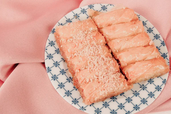 Geleneksel hindistancevizli tatlı baklavası. Ev yapımı fındıklı ve ballı baklava..