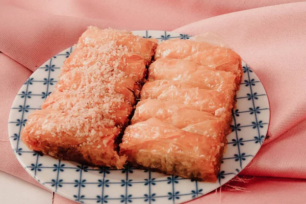Geleneksel hindistancevizli tatlı baklavası. Ev yapımı fındıklı ve ballı baklava..