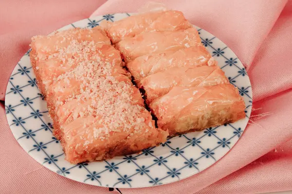 Geleneksel hindistancevizli tatlı baklavası. Ev yapımı fındıklı ve ballı baklava..