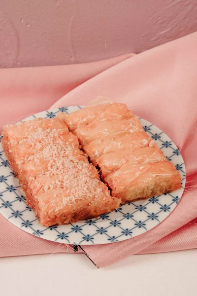 Geleneksel hindistancevizli tatlı baklavası. Ev yapımı fındıklı ve ballı baklava..