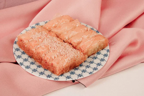 Geleneksel hindistancevizli tatlı baklavası. Ev yapımı fındıklı ve ballı baklava..