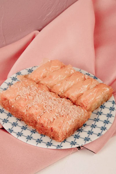 Geleneksel hindistancevizli tatlı baklavası. Ev yapımı fındıklı ve ballı baklava..