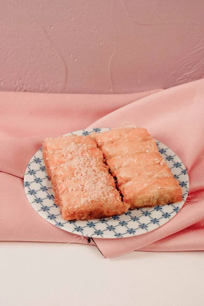 Geleneksel hindistancevizli tatlı baklavası. Ev yapımı fındıklı ve ballı baklava..