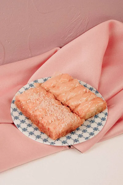 Geleneksel hindistancevizli tatlı baklavası. Ev yapımı fındıklı ve ballı baklava..