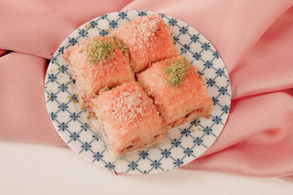 Geleneksel hindistancevizli tatlı baklavası. Ev yapımı fındıklı ve ballı baklava..