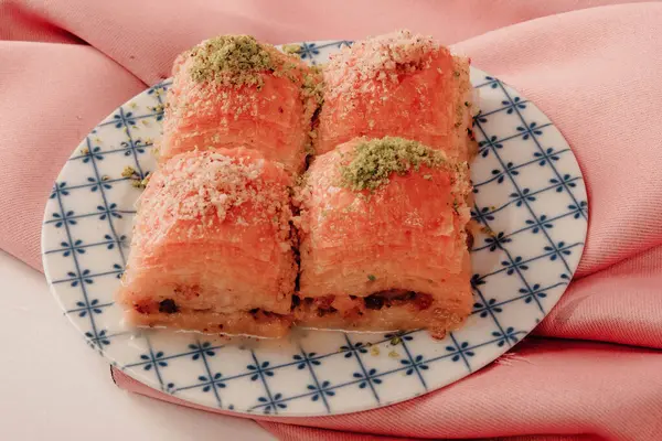 Geleneksel hindistancevizli tatlı baklavası. Ev yapımı fındıklı ve ballı baklava..