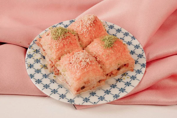 Geleneksel hindistancevizli tatlı baklavası. Ev yapımı fındıklı ve ballı baklava..