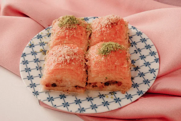 Geleneksel hindistancevizli tatlı baklavası. Ev yapımı fındıklı ve ballı baklava..