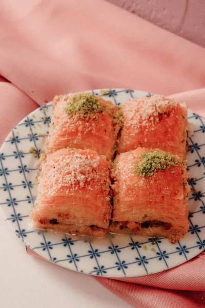 Geleneksel hindistancevizli tatlı baklavası. Ev yapımı fındıklı ve ballı baklava..