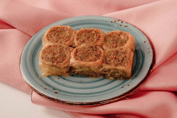 Geleneksel hindistancevizli tatlı baklavası. Ev yapımı fındıklı ve ballı baklava..