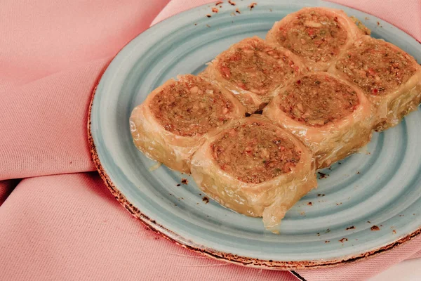 Geleneksel hindistancevizli tatlı baklavası. Ev yapımı fındıklı ve ballı baklava..