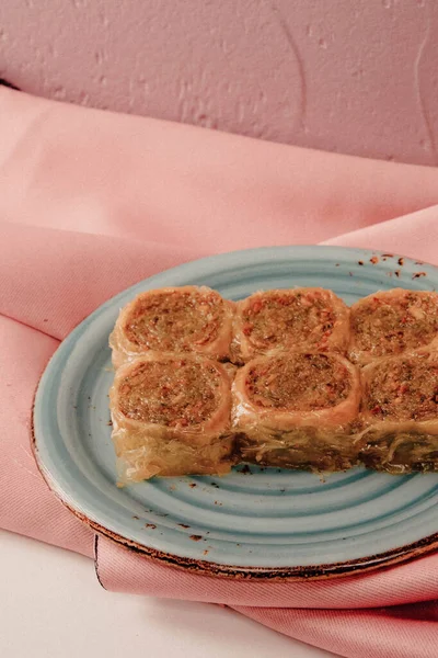 Geleneksel hindistancevizli tatlı baklavası. Ev yapımı fındıklı ve ballı baklava..