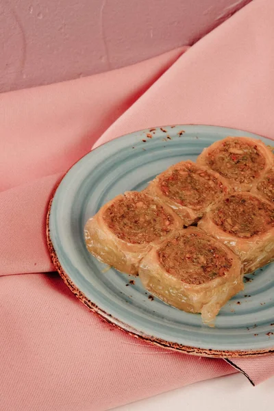 Geleneksel hindistancevizli tatlı baklavası. Ev yapımı fındıklı ve ballı baklava..