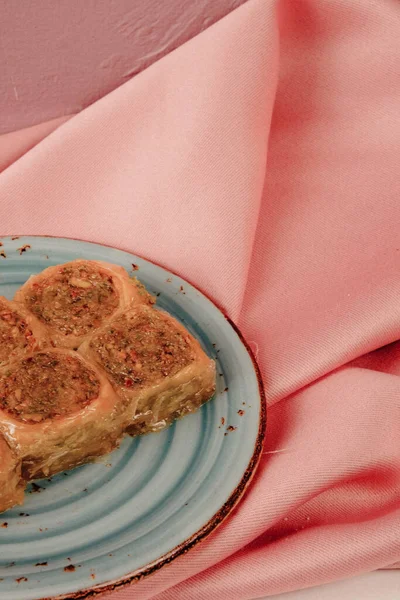 Geleneksel hindistancevizli tatlı baklavası. Ev yapımı fındıklı ve ballı baklava..