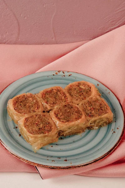 Geleneksel hindistancevizli tatlı baklavası. Ev yapımı fındıklı ve ballı baklava..