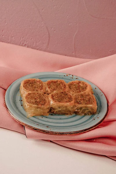 Geleneksel hindistancevizli tatlı baklavası. Ev yapımı fındıklı ve ballı baklava..