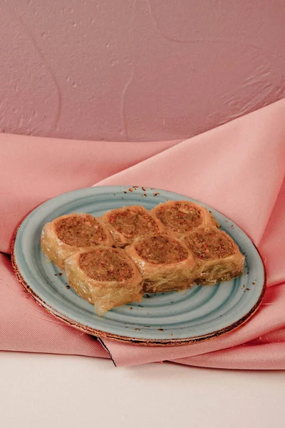 Geleneksel hindistancevizli tatlı baklavası. Ev yapımı fındıklı ve ballı baklava..