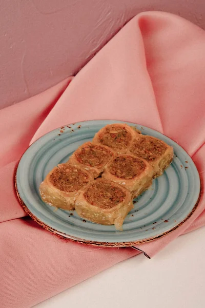 Geleneksel hindistancevizli tatlı baklavası. Ev yapımı fındıklı ve ballı baklava..