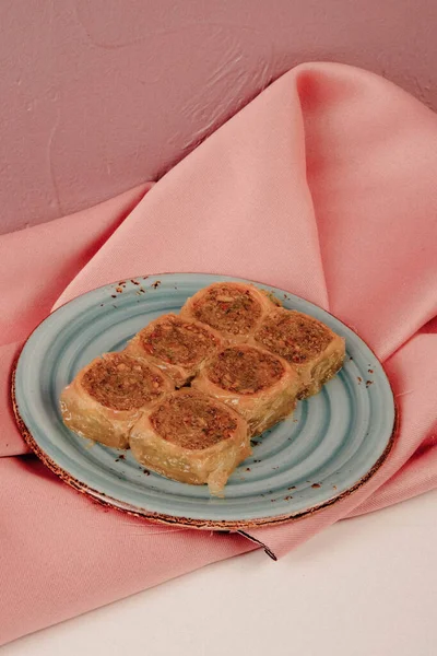 Geleneksel hindistancevizli tatlı baklavası. Ev yapımı fındıklı ve ballı baklava..