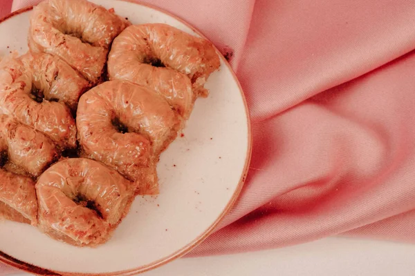 Geleneksel hindistancevizli tatlı baklavası. Ev yapımı fındıklı ve ballı baklava..