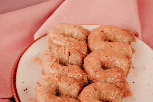 Geleneksel hindistancevizli tatlı baklavası. Ev yapımı fındıklı ve ballı baklava..