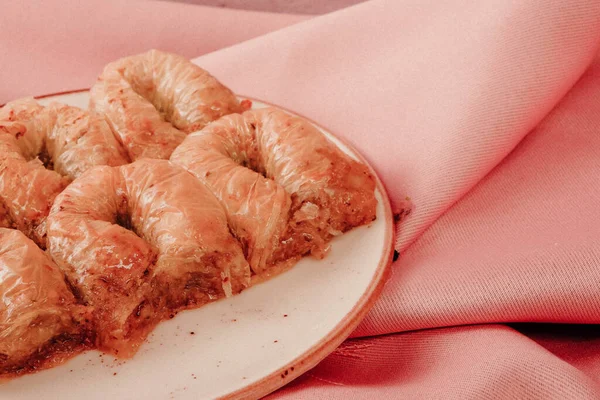 Geleneksel hindistancevizli tatlı baklavası. Ev yapımı fındıklı ve ballı baklava..