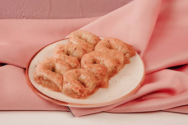 Geleneksel hindistancevizli tatlı baklavası. Ev yapımı fındıklı ve ballı baklava..