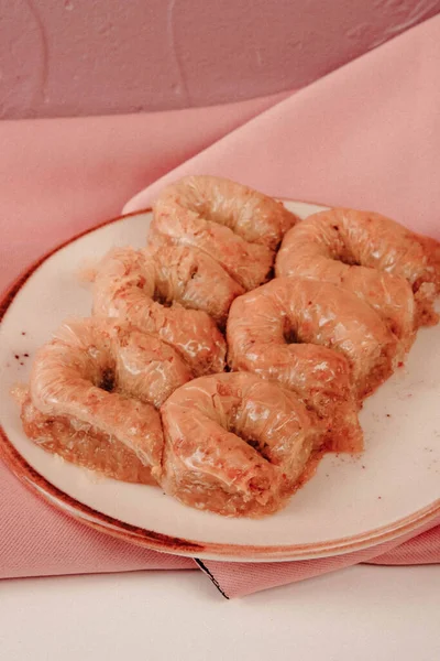 Geleneksel hindistancevizli tatlı baklavası. Ev yapımı fındıklı ve ballı baklava..