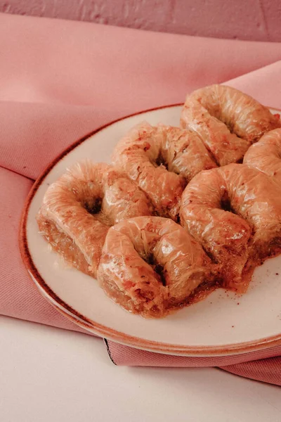 Geleneksel hindistancevizli tatlı baklavası. Ev yapımı fındıklı ve ballı baklava..