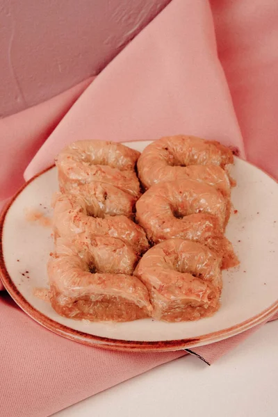 Geleneksel hindistancevizli tatlı baklavası. Ev yapımı fındıklı ve ballı baklava..
