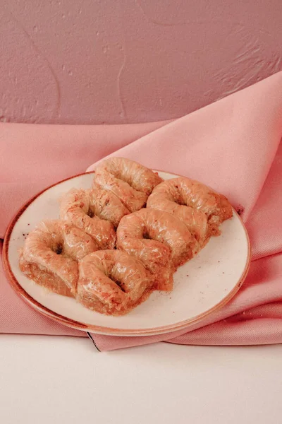 Geleneksel hindistancevizli tatlı baklavası. Ev yapımı fındıklı ve ballı baklava..